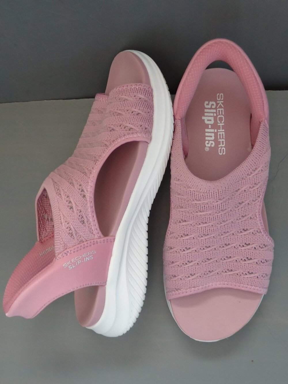 SIZE 9. Skechers slip in sandals